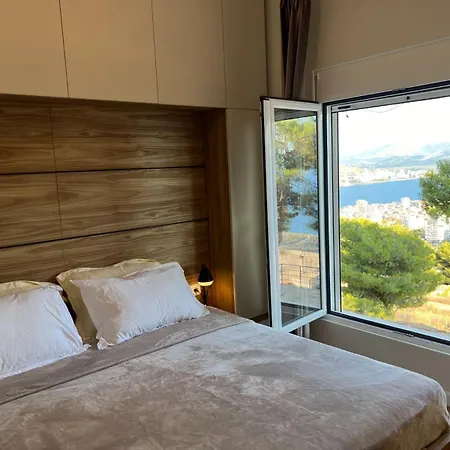Queen Bed With The View!